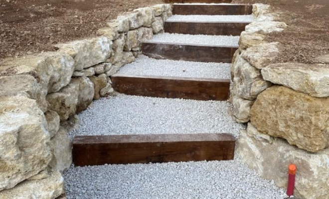 Création d'un mur paysager et de son escalier, Saint-Saturnin-lès-Apt, Poncet Travaux Verts