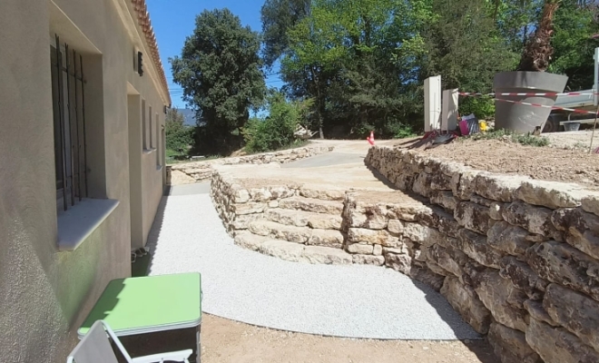 Réalisation d'un Enrochement paysager avec place de parking, Saint-Saturnin-lès-Apt, Poncet Travaux Verts