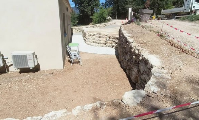 Réalisation d'un muret de jardin, Saint-Saturnin-lès-Apt, Poncet Travaux Verts