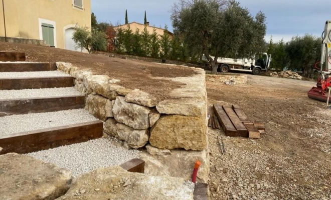 Réalisation d'un muret de jardin, Saint-Saturnin-lès-Apt, Poncet Travaux Verts