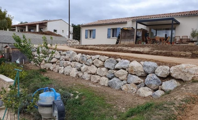 Réalisation d'un muret de jardin, Saint-Saturnin-lès-Apt, Poncet Travaux Verts