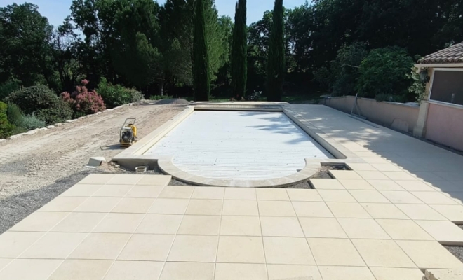 Terrasse piscine Apt, Saint-Saturnin-lès-Apt, Poncet Travaux Verts